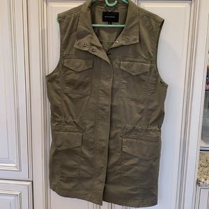 Vest with zipper and snaps. Inside draw sting.